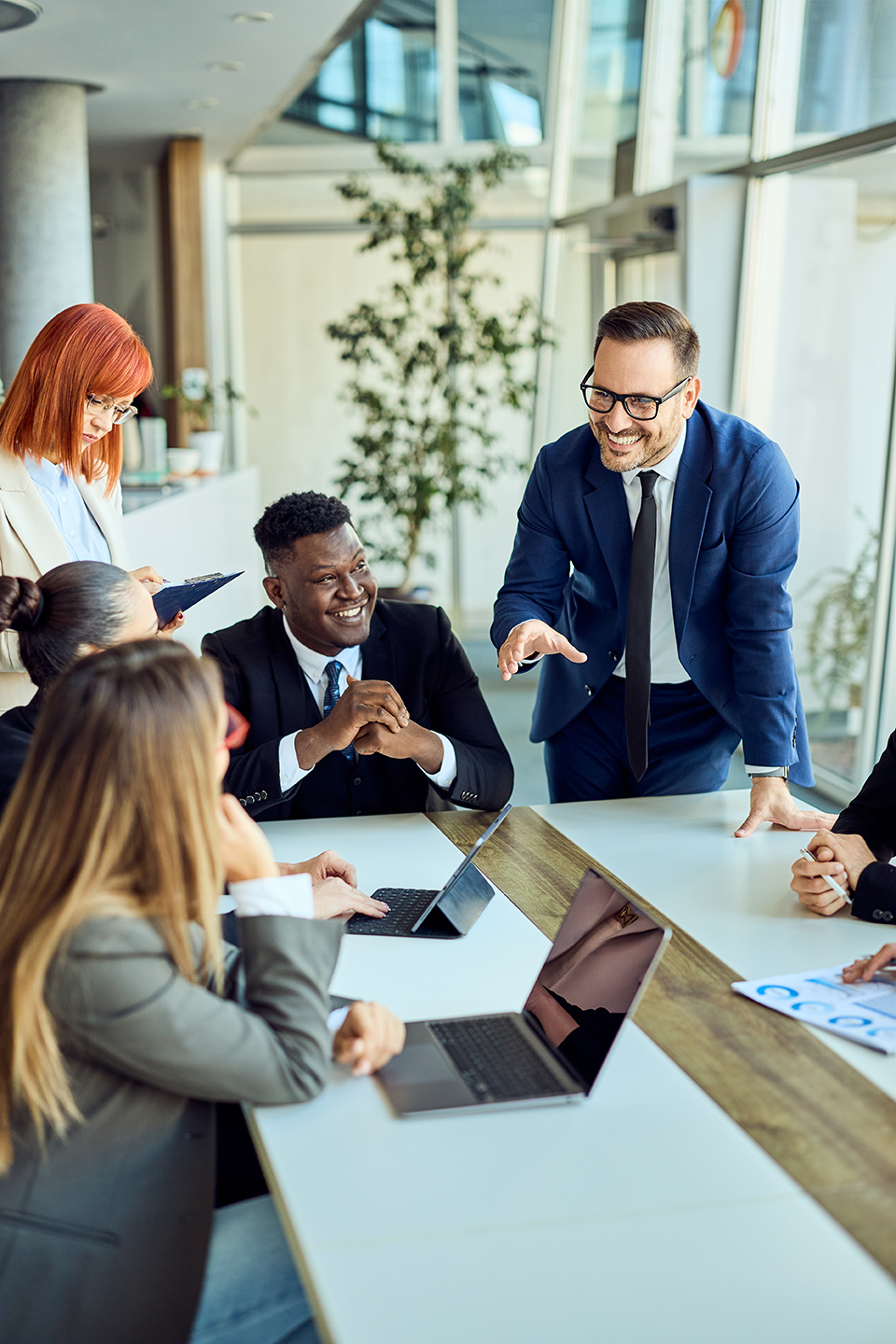 Équipe collaborant autour d'une table en bureau moderne
