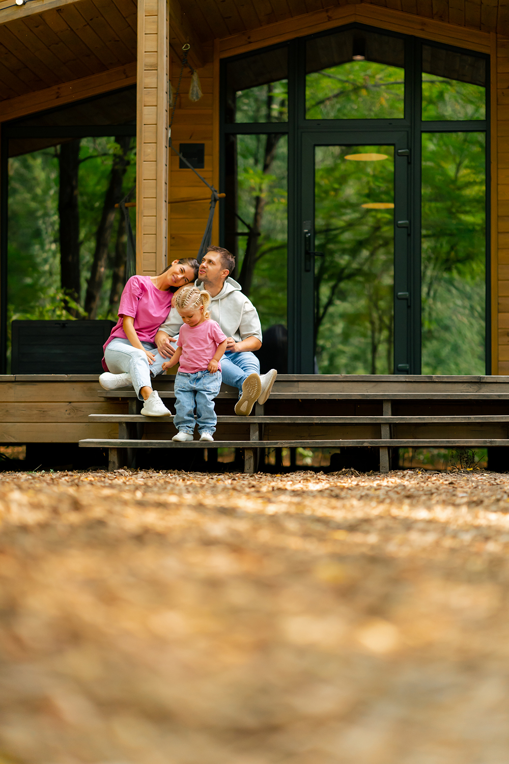 Famille devant sa maison à ossature bois neuve